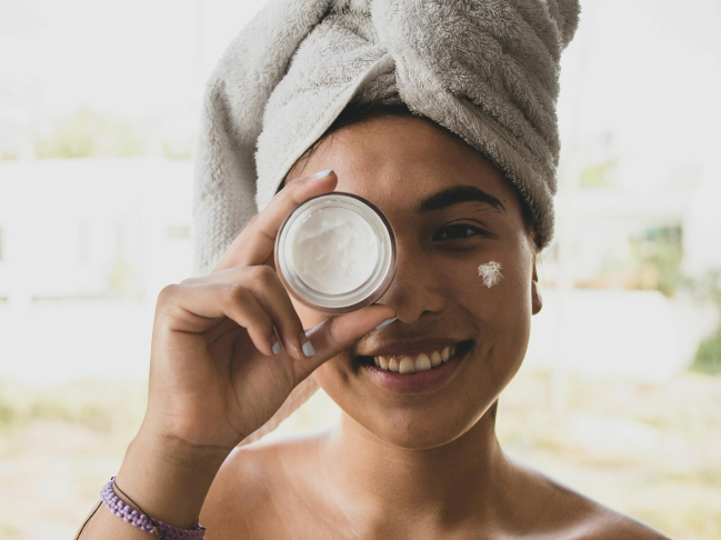 Dicas de Autocuidado para a Pele da Mulher 40+: Como Cuidar, Prevenir e Se Amar Nessa Nova Fase